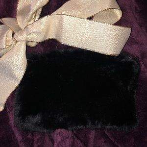 🎄Stocking Stuffer Alert!🎄Faux fur Wristlet